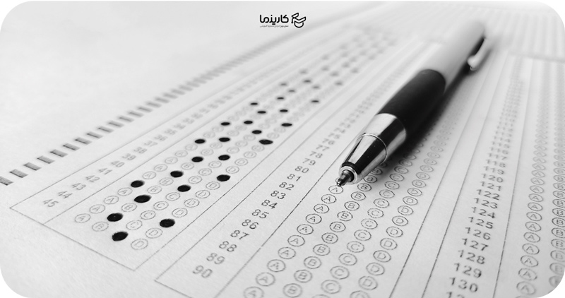 دانش‌آموز در حال مطالعه و استفاده از تکنیک‌های تست زنی برای قبولی در مدارس برتر سمپاد